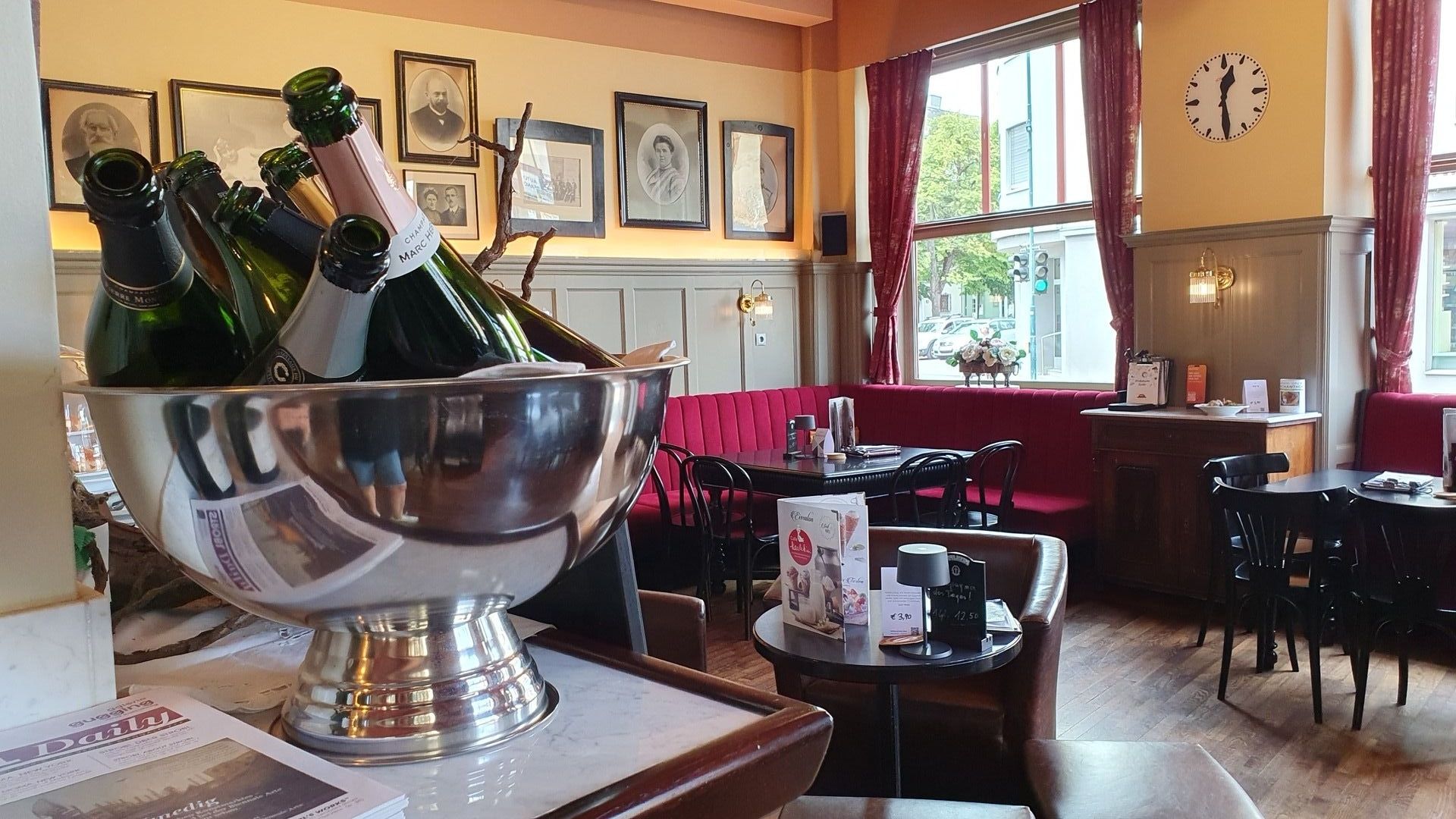 Unser Lokal - Gemütliche Sitzgelegenheiten, klassische Portraitfotografien, und Champagner immer steht's bereit
