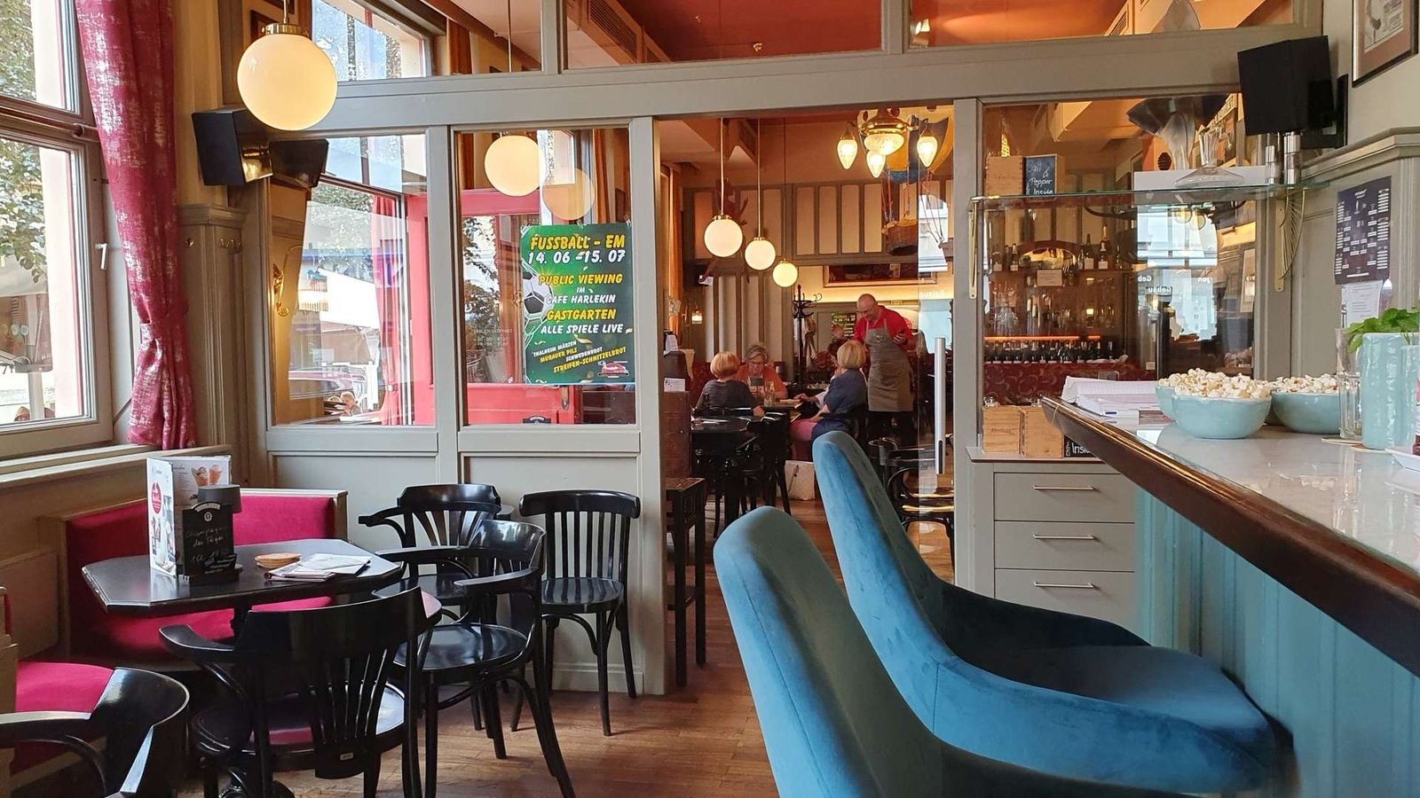 Unser Cafe - Sitzbereich mit Stühlen